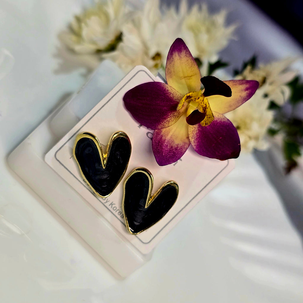 AK00057 - Noir Heart Enamel Studs – Hand-Drawn Gold Contour