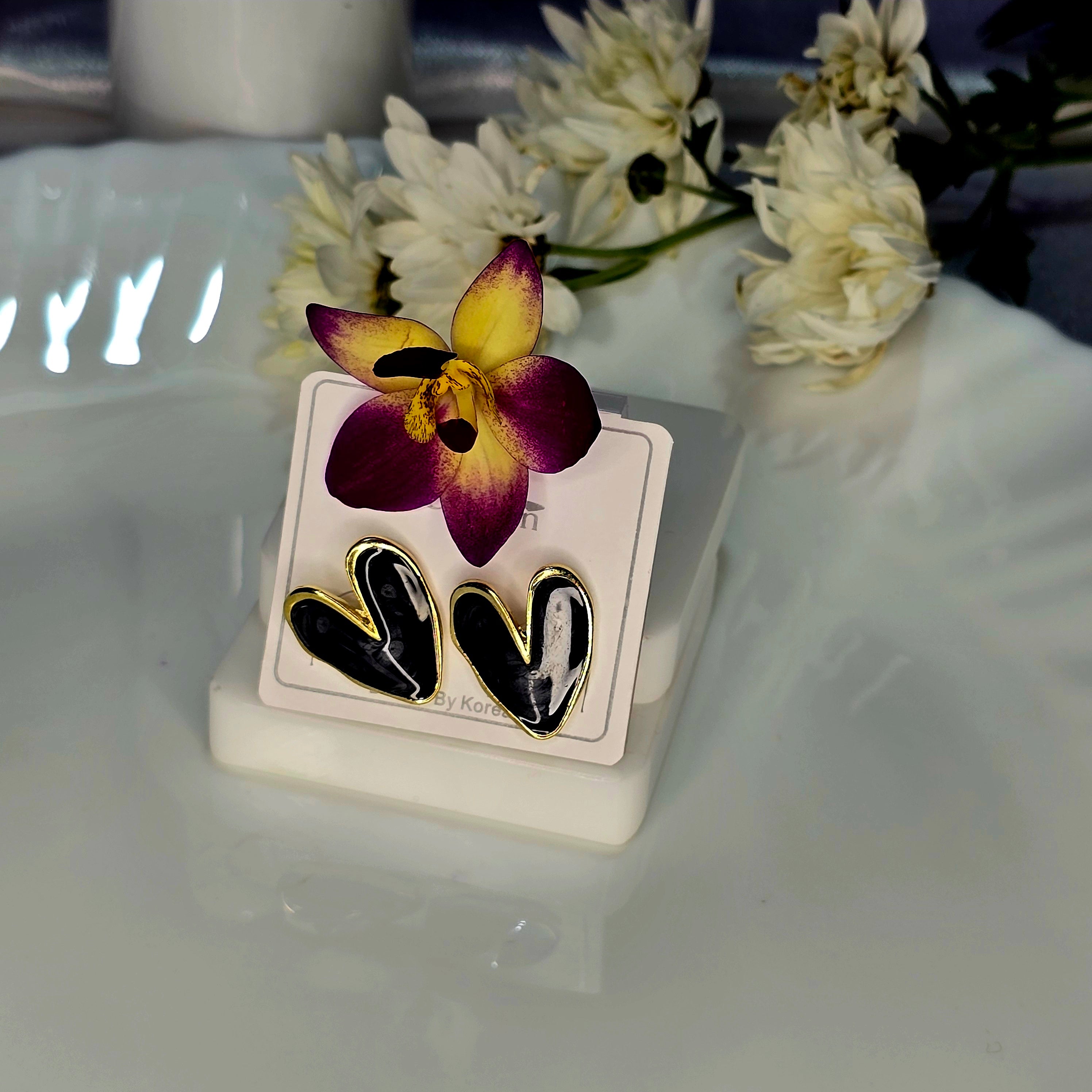 AK00057 - Noir Heart Enamel Studs – Hand-Drawn Gold Contour