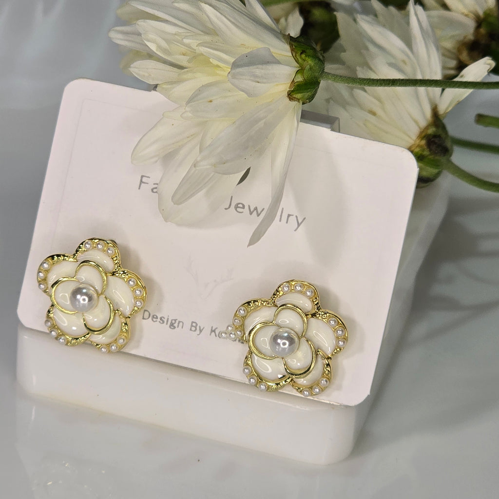 AK00059 - Luxe Camellia Pearl Stud Earrings