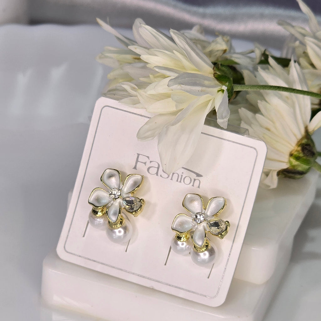 AK00061 - Petal Glow Pearl & Crystal Flower Stud Earrings