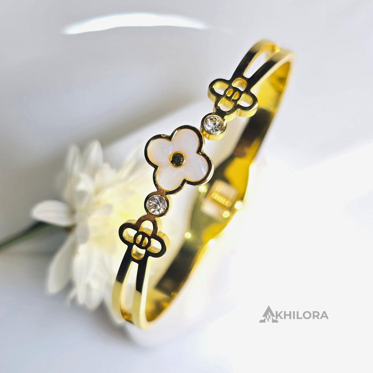 AK00152 - Elegant White Clover & Crystal Gold-Plated Bangle