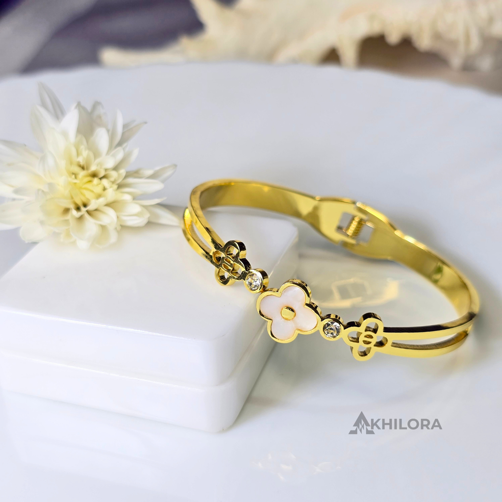 AK00152 - Elegant White Clover & Crystal Gold-Plated Bangle