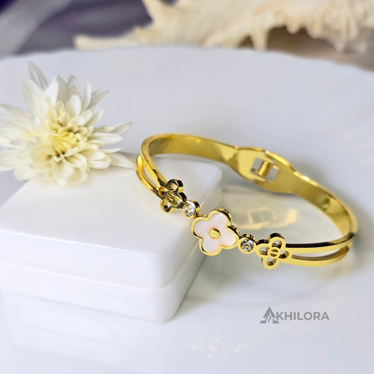 AK00152 - Elegant White Clover & Crystal Gold-Plated Bangle