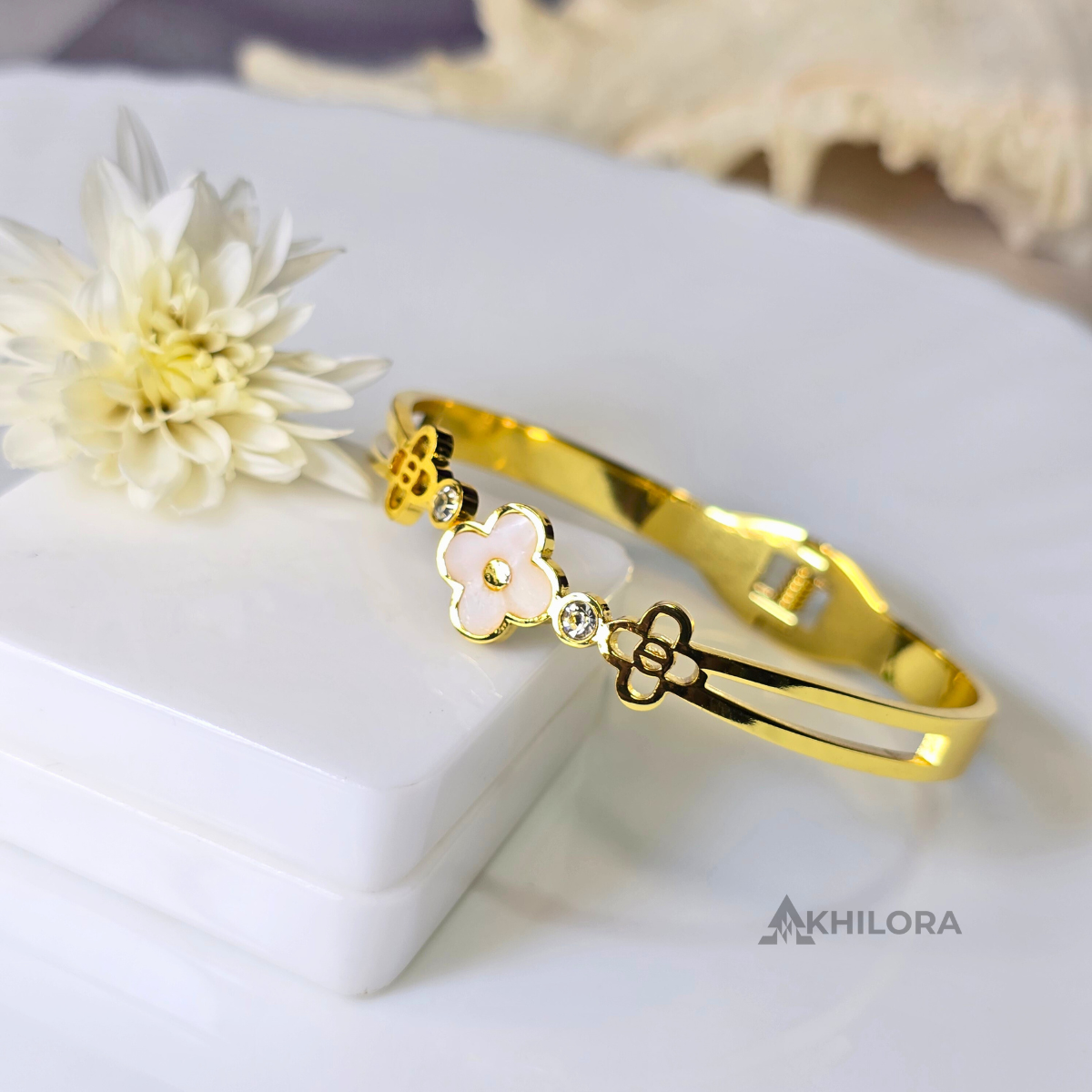 AK00152 - Elegant White Clover & Crystal Gold-Plated Bangle