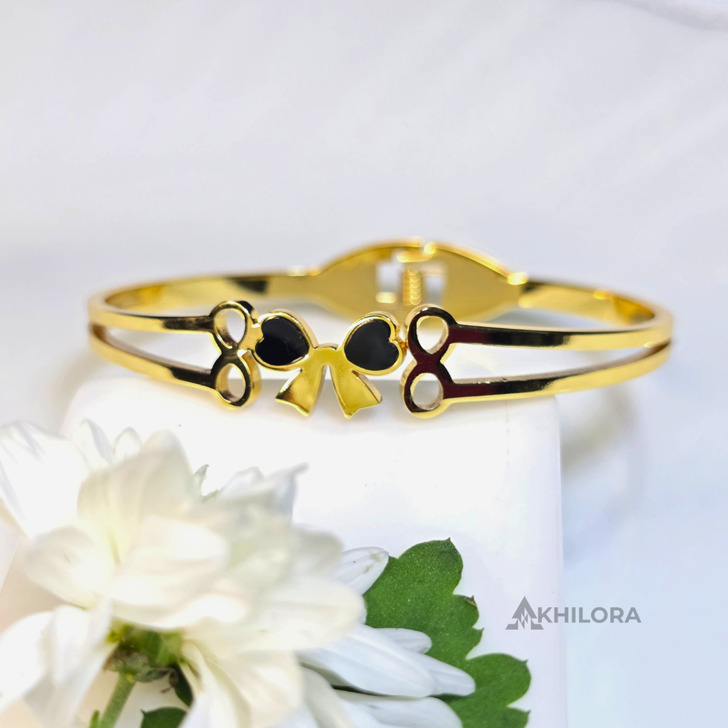 AK00164 - Chic Bowknot Gold-Plated Bangle with Black Heart Inlay