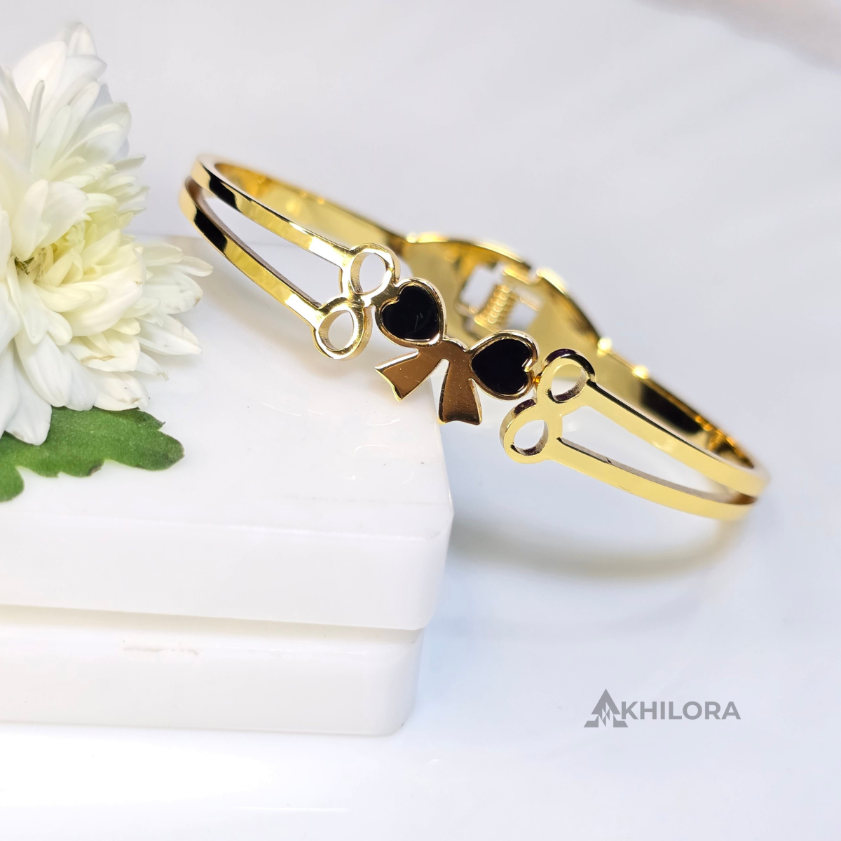 AK00164 - Chic Bowknot Gold-Plated Bangle with Black Heart Inlay
