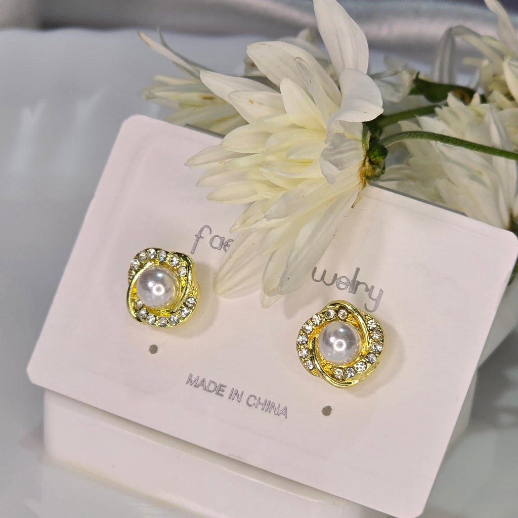 AK00038 - Korean / Vintage-Inspired Pearl & Crystal Stud Earrings