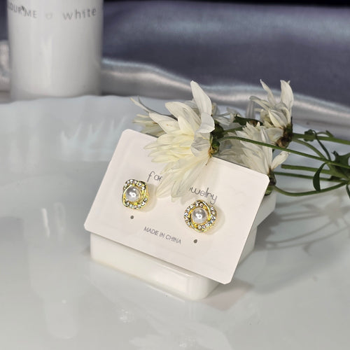 AK00038 - Korean / Vintage-Inspired Pearl & Crystal Stud Earrings