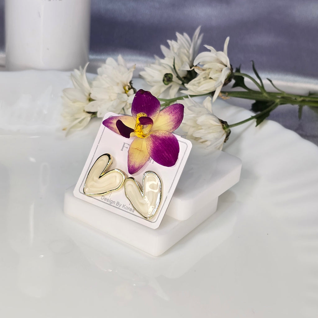 AK00064 - Ivory Dream Enamel Heart Studs – Modern Korean Design