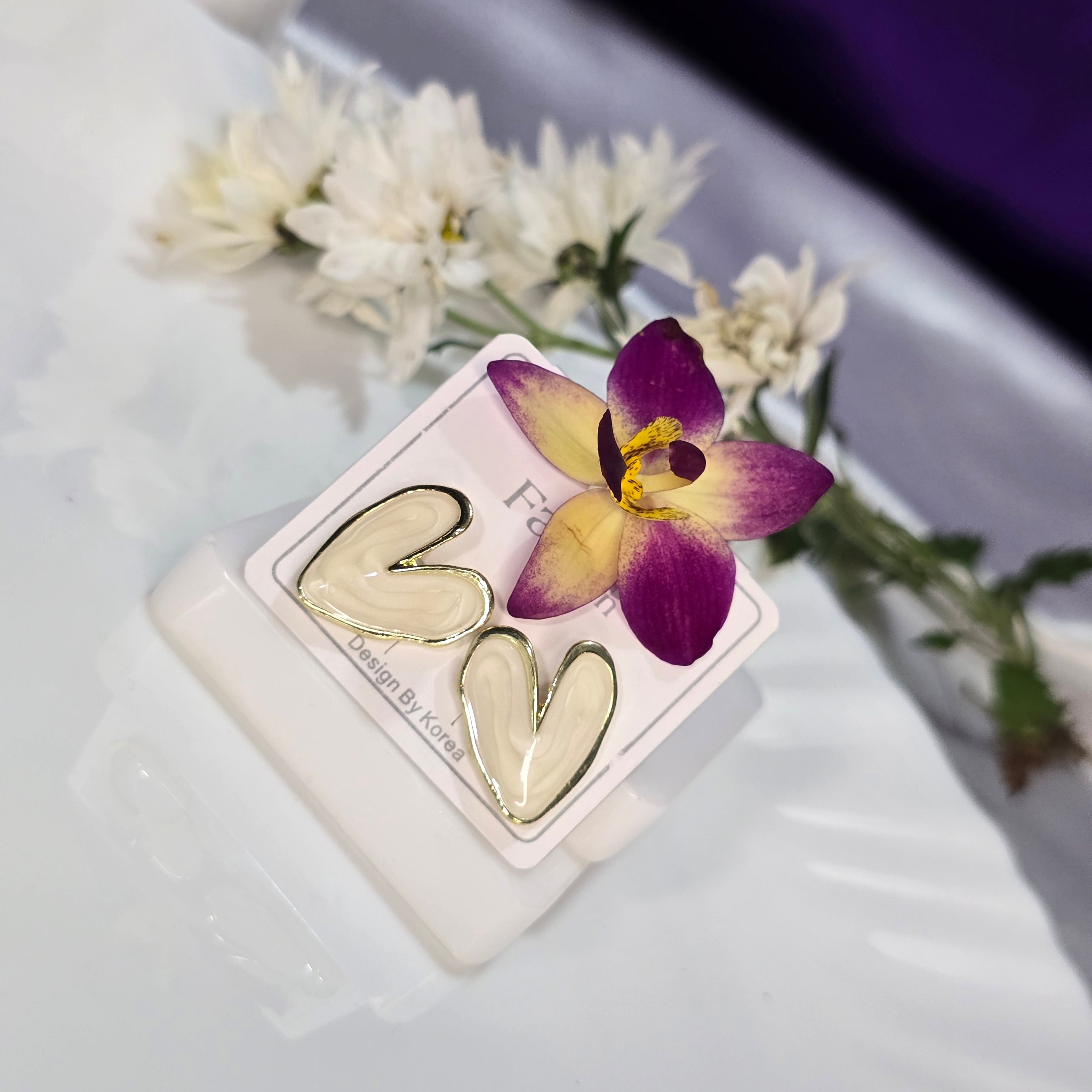 AK00064 - Ivory Dream Enamel Heart Studs – Modern Korean Design