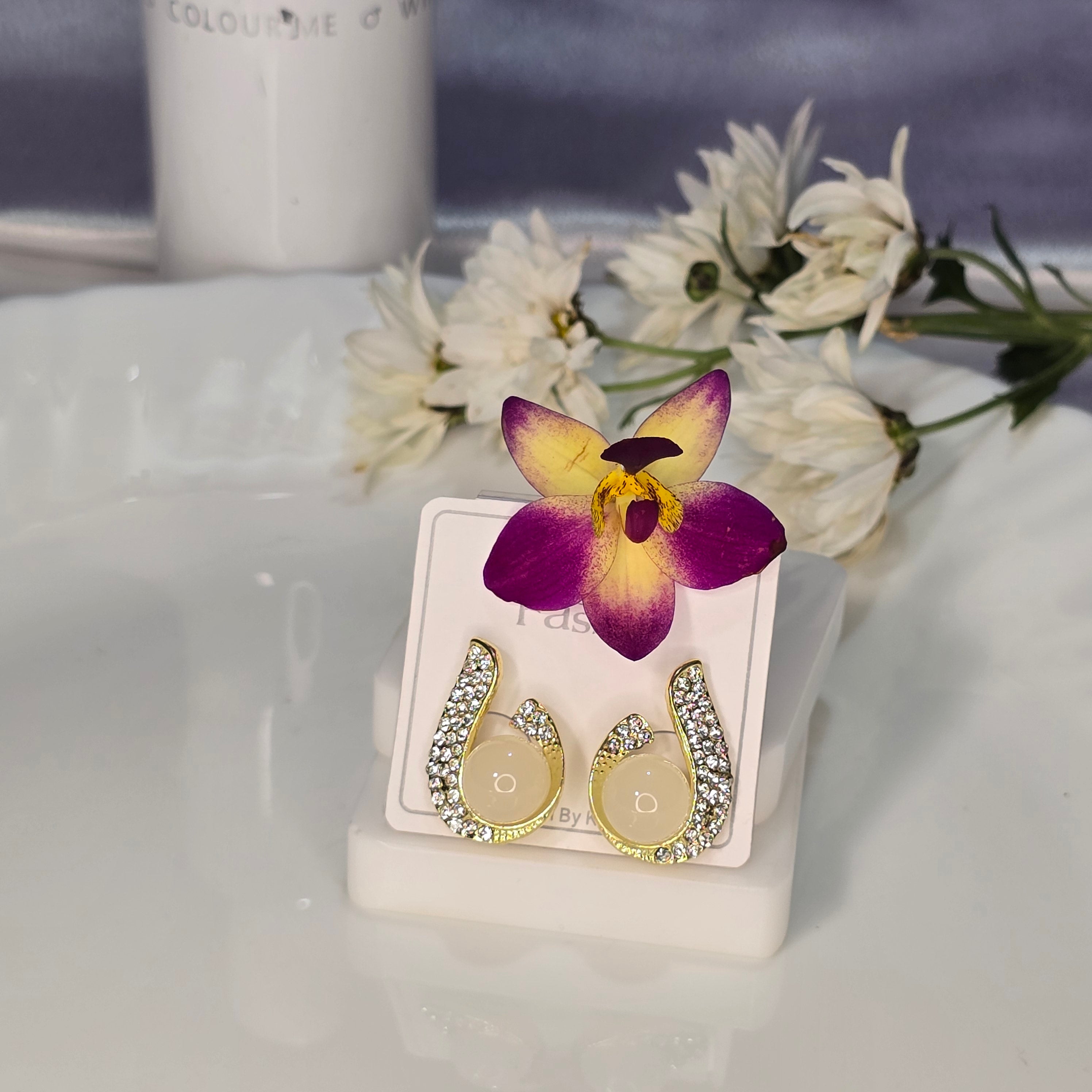 AK00067 - Glow Cream & Crystal Swirl Stud Earrings