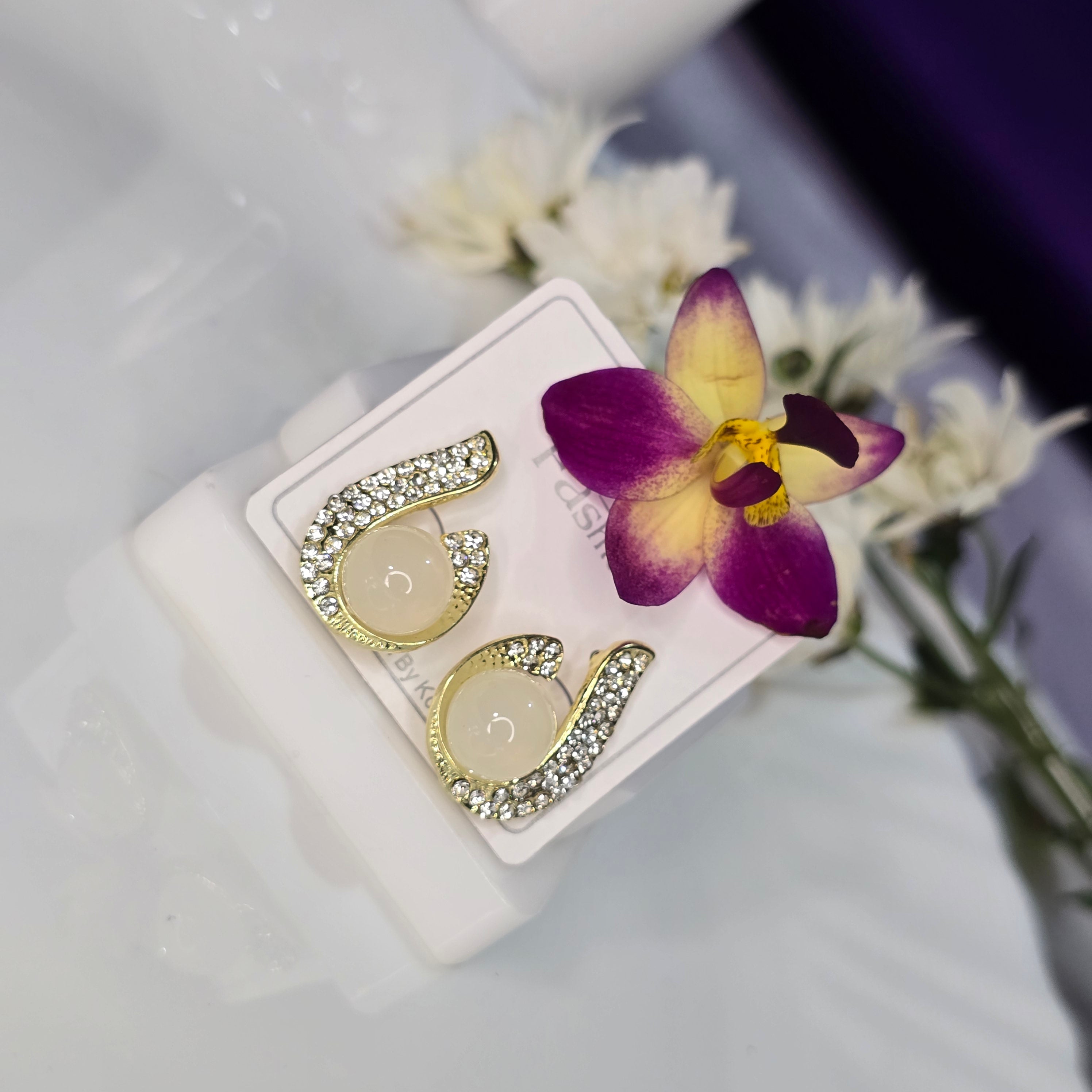 AK00067 - Glow Cream & Crystal Swirl Stud Earrings